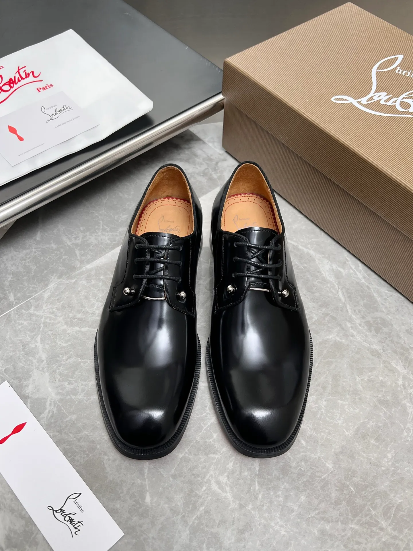 [CL red sole] Top P: 900💰 Number of yards: 39~44 (38.4546. Customized, non-refundable) CL new men's formal shoes Loaf leather shoes Christia* Loubouti* red sole shoes The red sole is luxurious and elegant, reshaping the style boundary of casual formal wear. It is extremely innovative in material selection, and creates a rich visual and tactile experience through the collision of different materials! Made of top-grade calfskin/glossy patent leather/spliced ​​technical fabric in contrasting colors. The upper is stitched by hand with fine and even stitching. It is based on the square-toe loafer shoe shape, with neat and elegant lines, which fits the toughness of men's wear. The upper is embellished with metal rivets, injecting individual details into classic loafers, breaking the mediocrity of casual shoes, and giving a concrete expression of "low-key luxury". From the original color/red cowhide lining inside the shoe to the instantly recognizable red sole, the "red sole" is not only the brand's visual identity, but also a "luxury codeword" when walking. The red sole exposed inadvertently conveys taste and identity instantly. From the innovative splicing of materials, to the personalized fusion of design, to the ingenious inheritance of craftsmanship, the Christian Louboutin men's loafer series is not only a pair of casual shoes, but also a "yuppie style" dressing weapon for men. Whether it is a casual business meeting or a casual look for daily travel, it can help you become a unique and stylish man in every occasion with its "red Loaf" attitude.